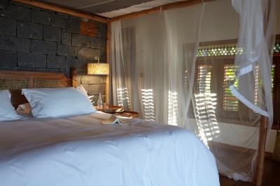 cet Eco-lodge possèdent 3 bungalows de luxe interdit aux enfants , confortables, décoration soignée, belles prestations, grandes terrasses, vue sur mer, plage privée magnifique , jardin magnifique