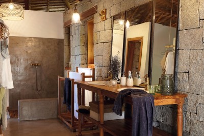 cet Eco-lodge possèdent 3 bungalows de luxe interdit aux enfants , confortables, décoration soignée, belles prestations, grandes terrasses, vue sur mer, plage privée magnifique , jardin magnifique