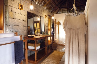 cet Eco-lodge possèdent 3 bungalows de luxe interdit aux enfants , confortables, décoration soignée, belles prestations, grandes terrasses, vue sur mer, plage privée magnifique , jardin magnifique