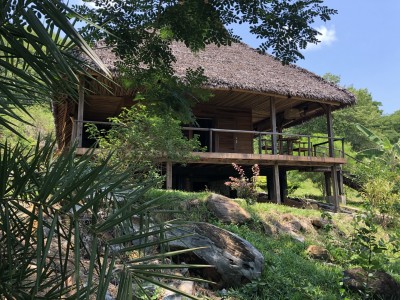 cet Eco-lodge possèdent 3 bungalows de luxe interdit aux enfants , confortables, décoration soignée, belles prestations, grandes terrasses, vue sur mer, plage privée magnifique , jardin magnifique