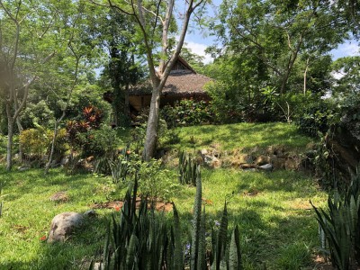 cet Eco-lodge possèdent 3 bungalows de luxe interdit aux enfants , confortables, décoration soignée, belles prestations, grandes terrasses, vue sur mer, plage privée magnifique , jardin magnifique