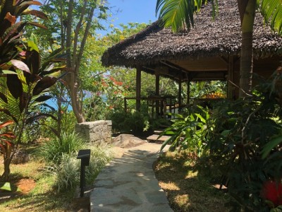 cet Eco-lodge possèdent 3 bungalows de luxe interdit aux enfants , confortables, décoration soignée, belles prestations, grandes terrasses, vue sur mer, plage privée magnifique , jardin magnifique