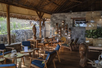 le Domaine de Tahina , c'est aussi un beau restaurant de plage au menu unique, pieds dans le sable, avec un grand salon convivial, atmosphère très zen de bord de mer, et assiettes soignées avec produits frais du jour