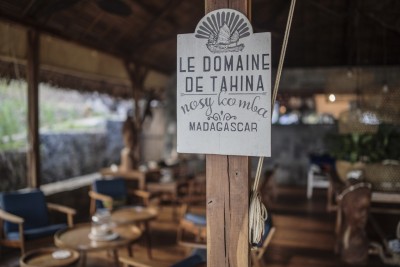 le Domaine de Tahina , c'est aussi un beau restaurant de plage au menu unique, pieds dans le sable, avec un grand salon convivial, atmosphère très zen de bord de mer, et assiettes soignées avec produits frais du jour