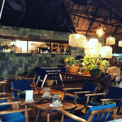 le Domaine de Tahina , c'est aussi un beau restaurant de plage au menu unique, pieds dans le sable, avec un grand salon convivial, atmosphère très zen de bord de mer, et assiettes soignées avec produits frais du jour