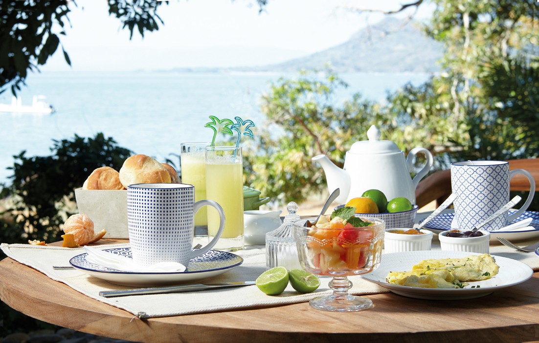 le Domaine de Tahina , c'est aussi un beau restaurant de plage au menu unique, pieds dans le sable, avec un grand salon convivial, atmosphère très zen de bord de mer, et assiettes soignées avec produits frais du jour