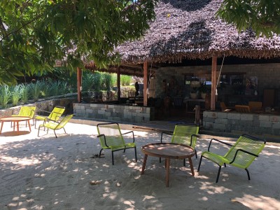 le Domaine de Tahina , c'est aussi un beau restaurant de plage au menu unique, pieds dans le sable, avec un grand salon convivial, atmosphère très zen de bord de mer, et assiettes soignées avec produits frais du jour