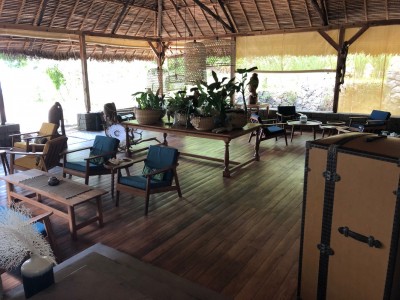 le Domaine de Tahina , c'est aussi un beau restaurant de plage au menu unique, pieds dans le sable, avec un grand salon convivial, atmosphère très zen de bord de mer, et assiettes soignées avec produits frais du jour