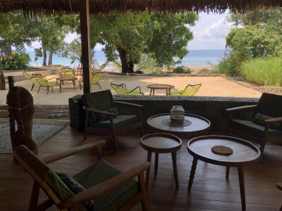 le Domaine de Tahina , c'est aussi un beau restaurant de plage au menu unique, pieds dans le sable, avec un grand salon convivial, atmosphère très zen de bord de mer, et assiettes soignées avec produits frais du jour