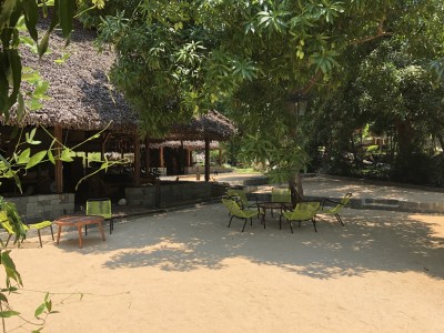 le Domaine de Tahina , c'est aussi un beau restaurant de plage au menu unique, pieds dans le sable, avec un grand salon convivial, atmosphère très zen de bord de mer, et assiettes soignées avec produits frais du jour