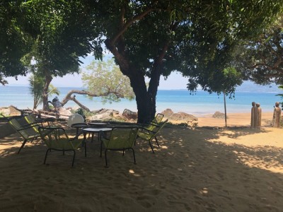 le Domaine de Tahina , c'est aussi un beau restaurant de plage au menu unique, pieds dans le sable, avec un grand salon convivial, atmosphère très zen de bord de mer, et assiettes soignées avec produits frais du jour