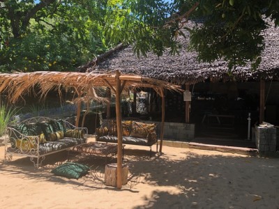 le Domaine de Tahina , c'est aussi un beau restaurant de plage au menu unique, pieds dans le sable, avec un grand salon convivial, atmosphère très zen de bord de mer, et assiettes soignées avec produits frais du jour