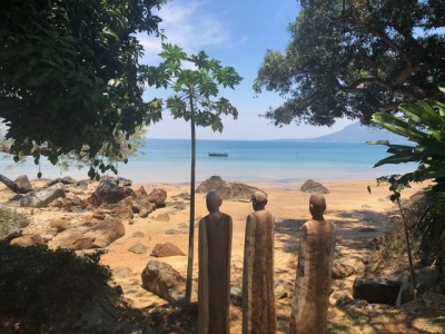 le Domaine de Tahina , c'est aussi un beau restaurant de plage au menu unique, pieds dans le sable, avec un grand salon convivial, atmosphère très zen de bord de mer, et assiettes soignées avec produits frais du jour