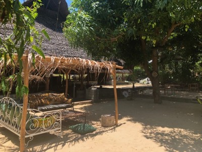 le Domaine de Tahina , c'est aussi un beau restaurant de plage au menu unique, pieds dans le sable, avec un grand salon convivial, atmosphère très zen de bord de mer, et assiettes soignées avec produits frais du jour