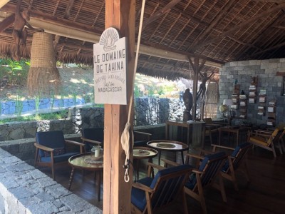 le Domaine de Tahina , c'est aussi un beau restaurant de plage au menu unique, pieds dans le sable, avec un grand salon convivial, atmosphère très zen de bord de mer, et assiettes soignées avec produits frais du jour