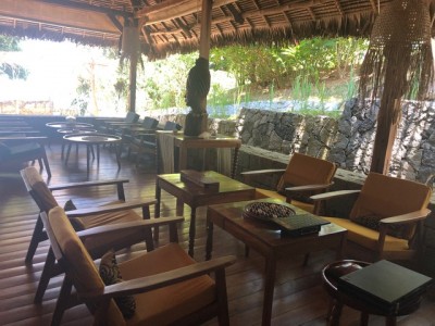 le Domaine de Tahina , c'est aussi un beau restaurant de plage au menu unique, pieds dans le sable, avec un grand salon convivial, atmosphère très zen de bord de mer, et assiettes soignées avec produits frais du jour