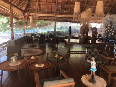 le Domaine de Tahina , c'est aussi un beau restaurant de plage au menu unique, pieds dans le sable, avec un grand salon convivial, atmosphère très zen de bord de mer, et assiettes soignées avec produits frais du jour