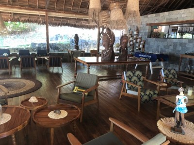 le Domaine de Tahina , c'est aussi un beau restaurant de plage au menu unique, pieds dans le sable, avec un grand salon convivial, atmosphère très zen de bord de mer, et assiettes soignées avec produits frais du jour