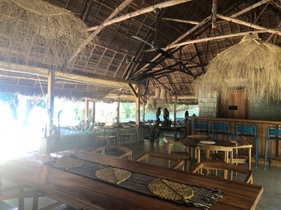 le Domaine de Tahina , c'est aussi un beau restaurant de plage au menu unique, pieds dans le sable, avec un grand salon convivial, atmosphère très zen de bord de mer, et assiettes soignées avec produits frais du jour